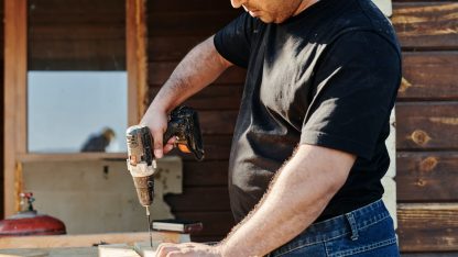 Muž s aku vrtačkou