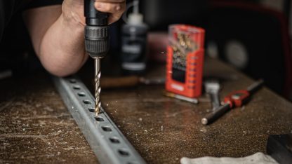 Vrtačka v ruce muže