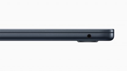 Apple-WWDC22-MacBook-Air-headphone-jack-220606