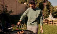 Muž u grilu