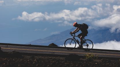 Cyklista při jízdě do kopce