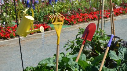 nářadí v letní zahradě