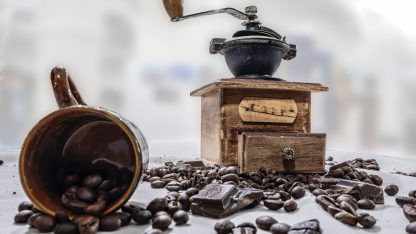 mechanický mlýnek na kávu