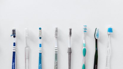 různé druhy zubních kartáčků