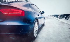 Auto na zimní silnici
