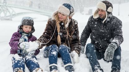 při mrazivým počasí se musí chránit teplým oblečením