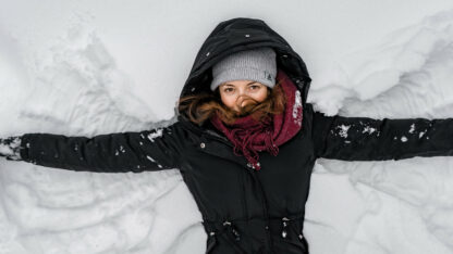 dívka v zimním oblečení