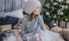 holčička pod vánočním stromečkem