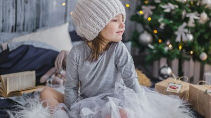 holčička pod vánočním stromečkem