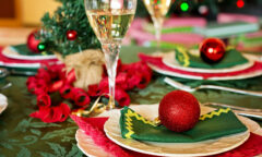 slavnostně prostřený stůl na štědrovečerní večeři