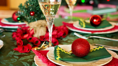 slavnostně prostřený stůl na štědrovečerní večeři